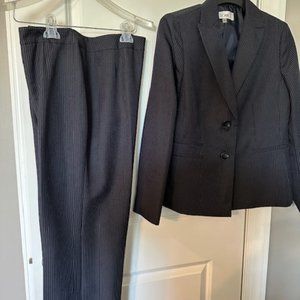 LE SUIT 2PC NAVY BLUE PINSTRIPE PANSTUIT